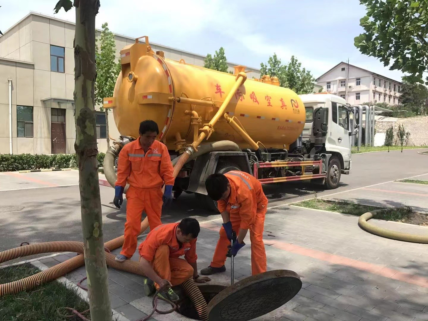 藤县管道疏通车停在窨井附近