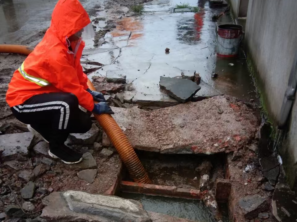 藤县专业清理污水池 炜誉市政以规范流程守护城市 “肠道”