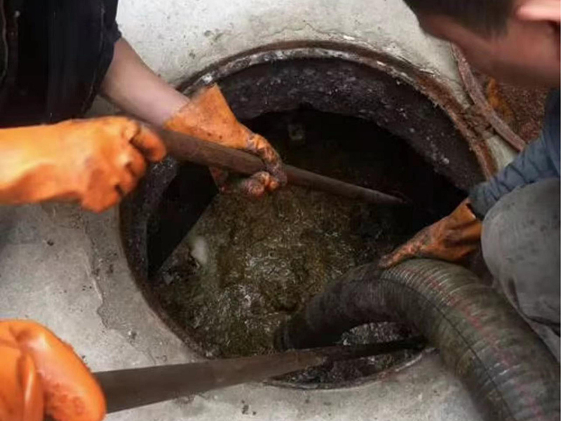 藤县清理化粪池时如何避免沼气的危害？